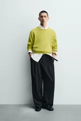 Sweater de punto regular fit, color verde, con cuello redondo y manga larga. Puños y dobladillo en rib.