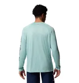 Remera de manga larga Columbia, modelo Terminal Tackle, color verde agua. Confeccionada con tecnología Omni-Wick para gestión de la humedad y protección solar Omni-Shade UPF 50. Presenta mangas raglán y estampado de la marca en el pecho y en la manga.