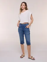Pantalón capri de denim azul con cintura tipo faja elastizada, bolsillos frontales y traseros, y ajuste entallado por debajo de la rodilla.