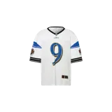 Remera de malla Off-White de color blanco, inspirada en camisetas de fútbol americano, con el número 9 en el frente en azul y bordes negros y dorados. Cuenta con cuello en V negro, detalles en azul y parches estampados en las mangas.
