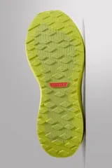 Zapatilla deportiva de correr color caqui, con capellada de tejido de punto transpirable y ajuste con cordones. Cuenta con refuerzos Shield Protect Max en puntera y talón, tirador trasero, plantilla OrthoLite® y entresuela Spume Foam V3.