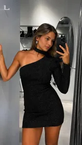 Vestido corto de lurex negro con acabado brillante, diseño de un solo hombro y cuello tipo gargantilla integrado.