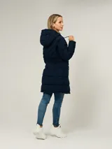 Campera tipo puffer de largo medio, color azul marino, con capucha ajustable mediante cordones, cierre frontal de cremallera y dos bolsillos laterales con cierre. Presenta un diseño acolchado horizontal y logo de la marca en el pecho.