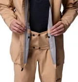 Campera técnica de esquí y snowboard color beige, con tecnología Omni-Tech impermeable y transpirable. Presenta capucha integrada compatible con casco, cierre frontal con revestimiento de PU, ventilación en axilas, bolsillos con cremallera en pecho y manos, y faldón antinieve.