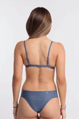 Top de bikini triangular color azul grisáceo con acabado satinado, breteles finos y arandelas metálicas en la unión de los breteles.
