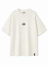 Remera de corte oversize color gris oscuro, con cuello redondo y pequeño bordado frontal con el texto 'warm studio'.
