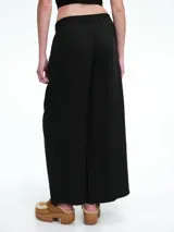 Pantalón de tiro alto con cintura elastizada, de corte recto y silueta fluida.