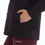 Campera impermeable negra con capucha, cierre frontal completo y bolsillos laterales. Confeccionada en tejido técnico resistente al agua y al viento, diseñada para actividades al aire libre y uso urbano.