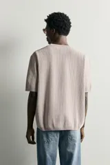 Jersey de punto de manga corta con textura acanalada, cuello redondo y terminaciones en rib en cuello, mangas y ruedo.