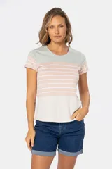 Remera de cuello redondo con bloques de color rosa, blanco a rayas y celeste.