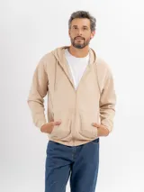 Campera de felpa negra con capucha, cierre frontal completo y bolsillos laterales. Diseño liso con puños y ruedo acanalados.