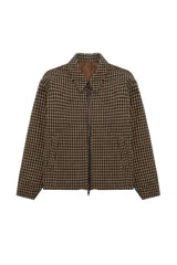 Campera de paño con diseño de cuadros en tonos café y negro, cuello clásico, cierre frontal con cremallera y bolsillos laterales.