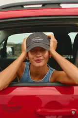 Gorra gris de gabardina con efecto lavado vintage, logo bordado en el frente y corazón bordado en la parte trasera.