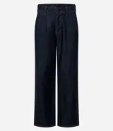 Pantalón de jean azul oscuro de corte recto y tiro alto, inspirado en la sastrería. Presenta pinzas delanteras, bolsillos funcionales y pretina con pasacintos.