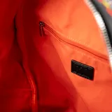 Mochila negra de cuero sintético con textura granulada y bordado en contraste. Tiene un compartimento principal con cierre, un bolsillo interno con cierre, dos bolsillos internos abiertos y un bolsillo externo con cierre. Las correas son regulables y los herrajes son plateados.