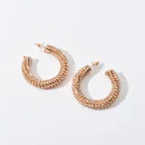 Par de aros tipo argolla con múltiples hileras de strass color oro rosa. Cierre con tuerca a presión.