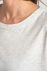 Remera color camel, de corte al cuerpo, manga corta con vuelta y cuello redondo.