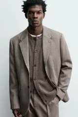 Blazer de corte regular fit confeccionado en tejido de lana de origen italiano. Presenta cuello con solapas de muesca, cierre frontal de un botón, bolsillos laterales con solapa y bolsillo de vivo en el pecho. Incluye abertura central en la espalda y forro interior con bolsillo.