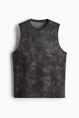 Musculosa deportiva de corte estándar, confeccionada en tejido funcional DryMove que absorbe el sudor. Presenta cuello redondo acanalado, sisas amplias y bajo recto con aberturas laterales, con un estampado texturizado en tonos oscuros.