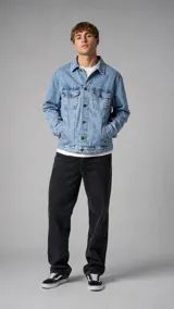 Campera de jean de corte clásico en tono azul claro, con bolsillos con solapa en el pecho y bolsillos laterales ribeteados. Cuenta con cierre frontal de botones metálicos y costuras pespunteadas en contraste.