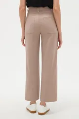 Pantalon tipo jean de corte flare y tiro alto, color verde oscuro, con cierre frontal y bolsillos.