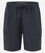 Bermuda masculina color negro, confeccionada en poliamida, con cintura elástica y cordón ajustable. Presenta bolsillos cargo laterales y es de secado rápido.