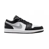 Championes Nike Air Jordan 1 Low, en combinación de colores blanco, negro y gris. Presentan diseño de corte bajo con capellada de cuero, el característico logo swoosh en el lateral, perforaciones en la puntera para mayor transpirabilidad y suela de goma duradera.