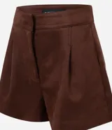 Short femenino de corte evasé confeccionado en gamuza sintética, con cintura fija, pliegues delanteros y bolsillos laterales tipo cuchillo.