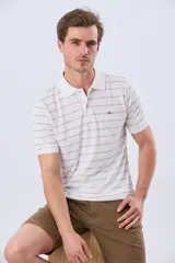 Remera polo de jersey color blanco, con diseño de rayas horizontales multicolores y cierre frontal de botones.
