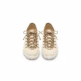 Zapatilla casual de cuero color beige claro con detalles metalizados en tono dorado y recortes laterales. Cuenta con cordones finos metalizados y suela baja de goma blanca.