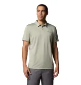 Polo Columbia Hike de manga corta, color verde melange con tecnología Omni-Wick, cuello camisero con cierre frontal de tres botones y logo de la marca bordado en el pecho.