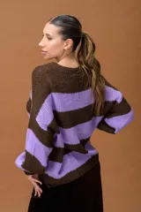 Sweater de punto grueso con diseño de rayas horizontales en color marrón chocolate y lila. Presenta cuello redondo, mangas largas con puños ajustados y un calce holgado.