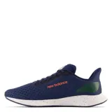 Championes de running New Balance, color azul marino con detalles en negro, naranja y verde neón. Presentan una entresuela blanca con efecto salpicado y logo lateral característico.