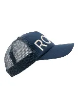 Gorro tipo trucker de color azul marino, con paneles traseros de malla, visera curva y el nombre de la marca bordado en grande en el frente.