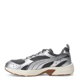 Championes Puma modelo Milenio Tech Lt, de diseño retro inspirado en los años 2000, en color gris y plateado con base blanca y suela de goma marrón.