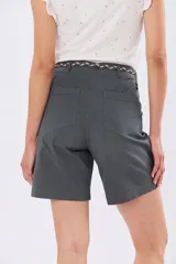 Bermuda de algodón y spandex con bolsillos delanteros y cinto trenzado incluido.