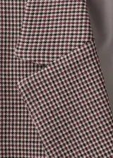 Blazer de corte recto y silueta estructurada, con cuello solapa y cierre frontal de botones. Presenta un diseño de estampado micro-cuadros en tonos tierra.