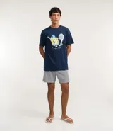 Pijama corto masculino de algodón, compuesto por una remera azul marino con estampado de Bob Esponja y un short a rayas blancas y grises con cintura elástica.