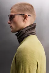 Camiseta térmica de manga larga ranglán, cuello redondo, color verde oliva con efecto tie-dye o jaspeado. Presenta tejido con lana, alta elasticidad y ajuste al cuerpo, con estructuras combinadas para facilitar la transpiración y sin costuras.