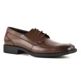 Zapato de vestir acordonado color marrón, con puntera cuadrada y suela negra.