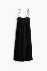 Vestido midi negro de mezcla de viscosa, con escote cuadrado y breteles finos dobles con detalle de moña. Canesú ajustado con parte posterior de punto smock y falda fruncida con volumen.