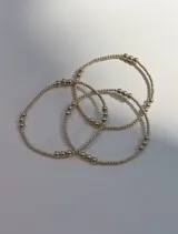 Pulsera elástica de cuentas de 2 y 4 mm en oro laminado 14 Kilates (Goldfilled).