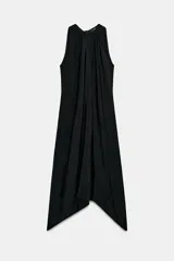 Vestido midi de color negro con cuello redondo y diseño sin mangas. Presenta un corte fluido con caída suave y bolsillos laterales ocultos en las costuras. El cierre se encuentra en la espalda mediante botones y una lazada del mismo tejido.