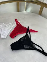 Pack de tres bombachas tipo tanga con diseño de encaje y tiras ajustables. El set incluye modelos en colores bordó, negro y blanco, confeccionados con detalles de encaje floral y terminaciones delicadas.