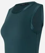 Top sin mangas color rosa claro, de corte ajustado, con cuello redondo y ribete de satén en el cuello y las sisas.