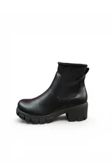 Bota corta de cuero sintético negro con inserciones elásticas laterales acanaladas y suela chunky con taco cuadrado.