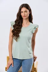 Remera de algodón azul melange con escote redondo y mangas cortas adornadas con doble volado de broderie en los hombros.