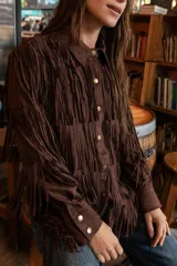 Chaqueta de gamuza marrón con diseño de flecos en la parte delantera y las mangas, corte tipo camisa y cierre frontal de botones.