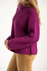 Sweater de punto de algodón con diseño oversize, cuello redondo y mangas largas. Presenta un detalle de costura lateral en color contrastante.