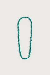 Collar de longitud media compuesto por abalorios de piedra turquesa en forma de piedras naturales trituradas. Colección especial Aaron Levine x Zara.